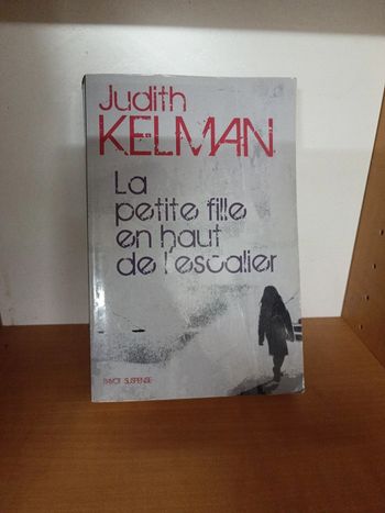 Livre la petite fille en haut de l'escalier