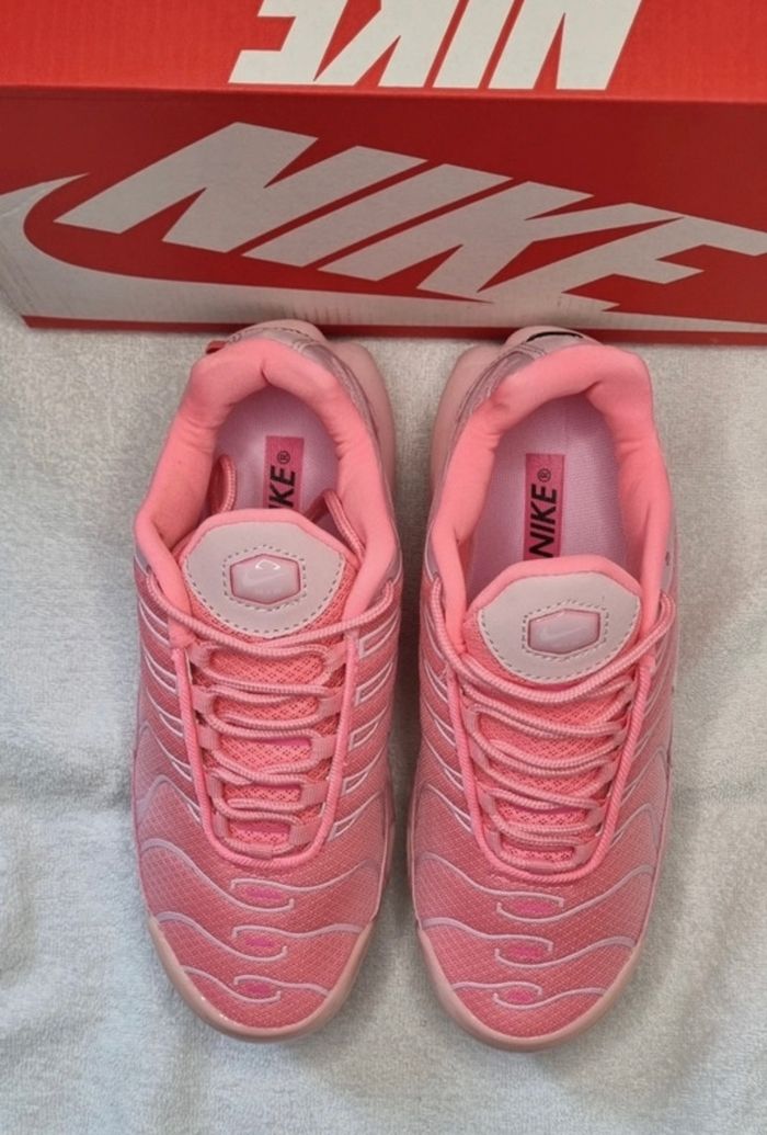 pink air max plus atlanta