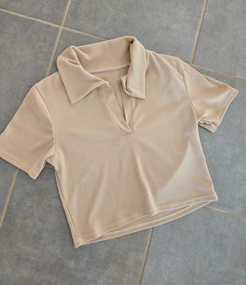 Top court beige avec col
