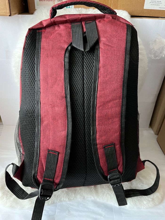 Sac à dos bordeaux Dimensions hauteur 50 cm, largeur 35 cm et épaisseur 18 cm - photo numéro 3