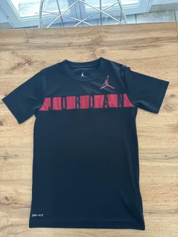 T-shirt Jordan garçon noir et rouge taille 12 13 ans