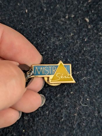 Pins publicitaire Mistral
