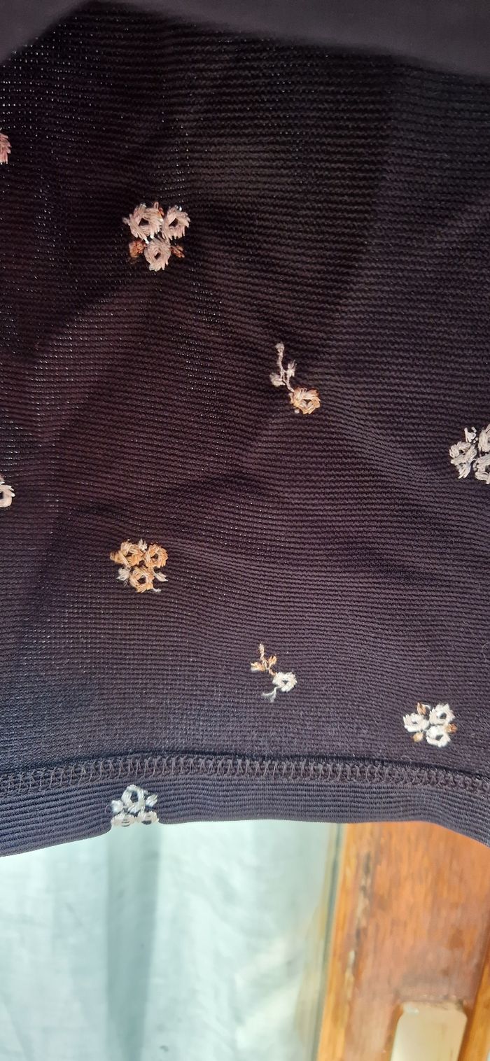 🌼 Top noir à fines bretelles – broderies fleurs – style Y2K 🌼 - photo numéro 4