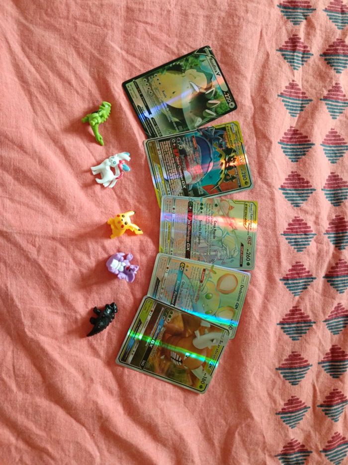 Lot 5 cartes Pokémon brillantes neuves et 5 figurines