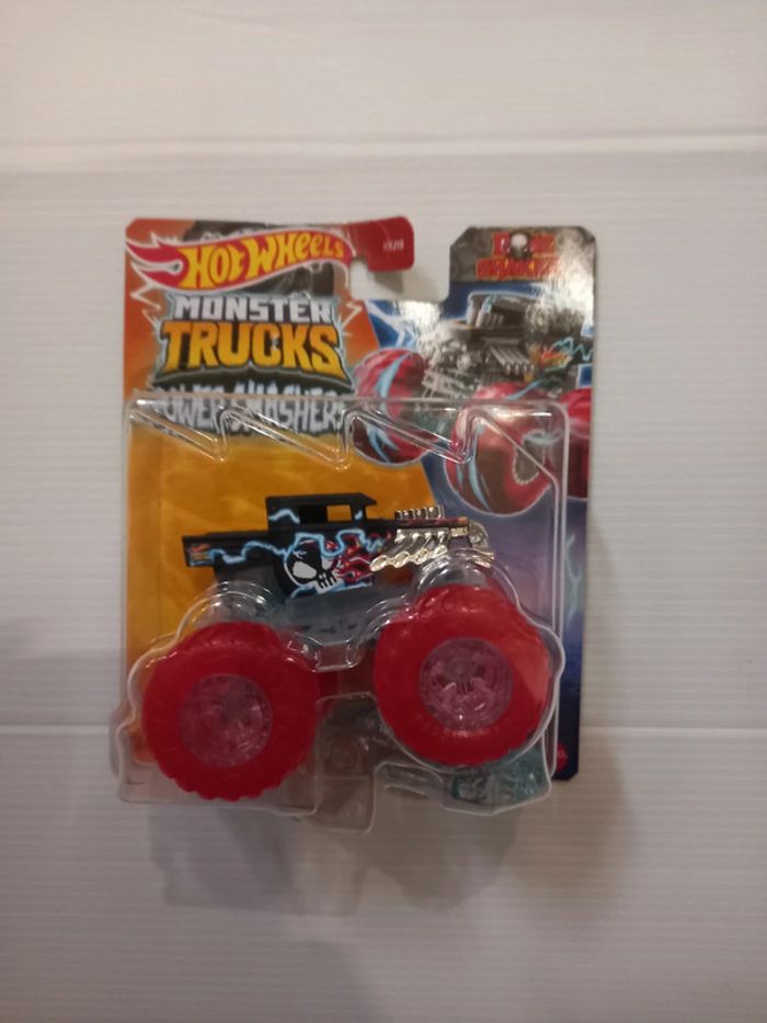 Hotwheel monster truck power smashers bone shaker