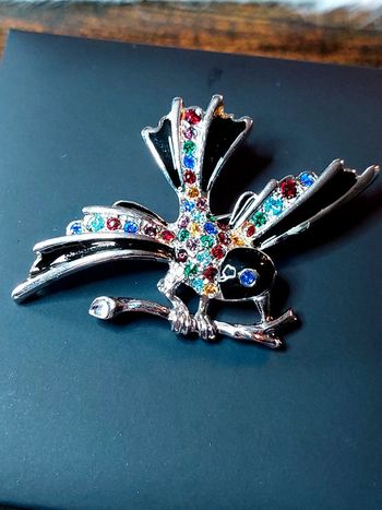 Magnifique broche oiseau avec strass multicolore