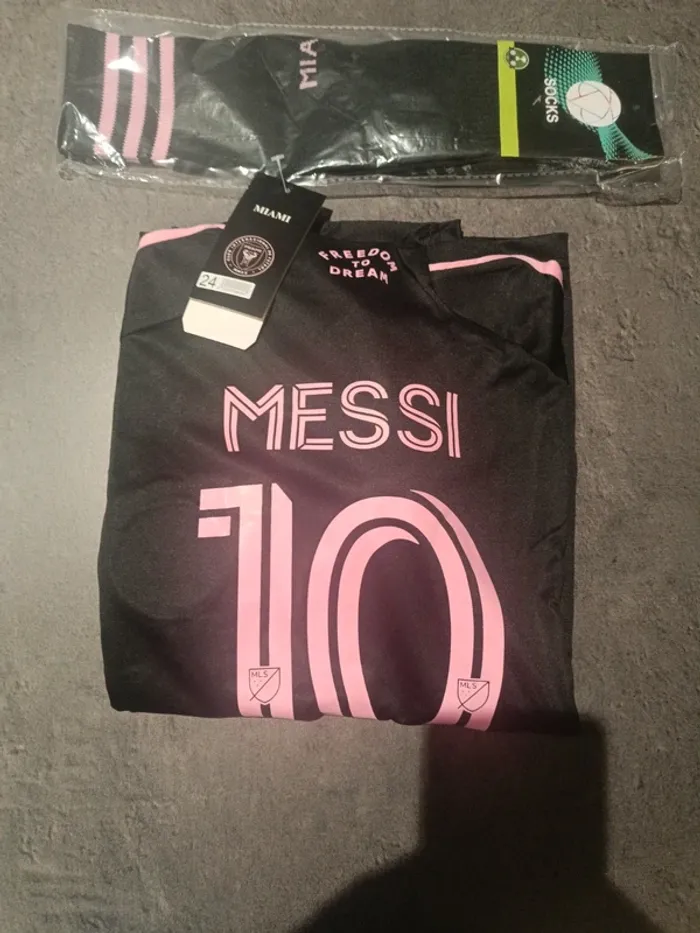 Tenue foot Léo Messi Inter Miami noir/rose. T.24 - photo numéro 4