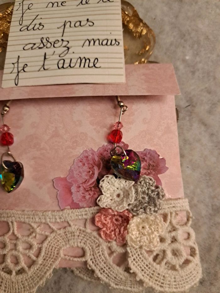 Boucles d'oreilles pendante cœur multicolore en verre - photo numéro 7