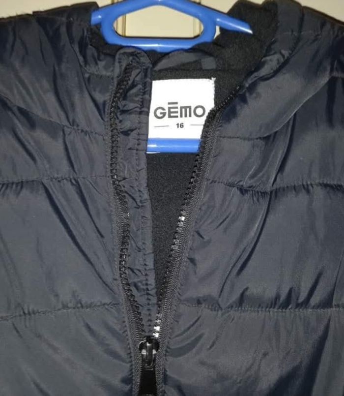 Blouson doudoune 16 ans gemo
Quelques écritures s effacent sur les manches ( voir photo) - photo numéro 3