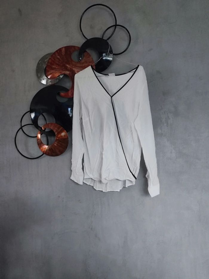 Blouse blanche à liseret noir Bodyflirt