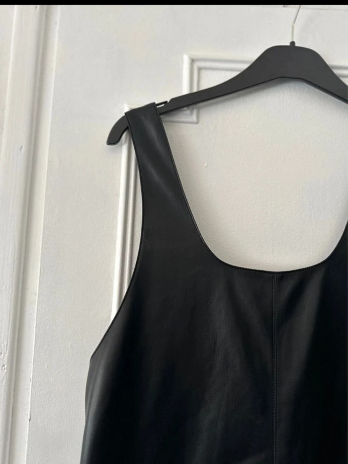 Robe courte à bretelles en similicuir noir taille M Mango - photo numéro 2