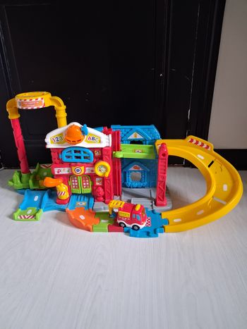 Maxi caserne de pompiers + véhicule 