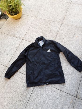 Coupe vent  avec capuche marque Adidas taille 14 ans