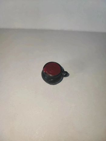 41/ accessoire tasse noire rose pour poupée Monster High