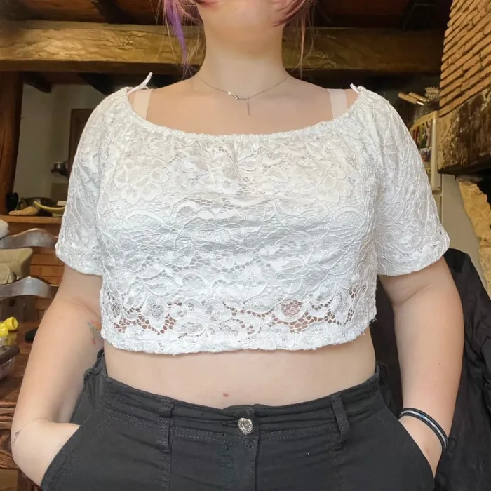 Top court en dentelle blanc épaule dénudée - photo numéro 6