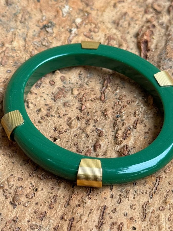 Jonc plat épais résine verte et acier inoxydable or 6,5 cm de diamètre mile Mila