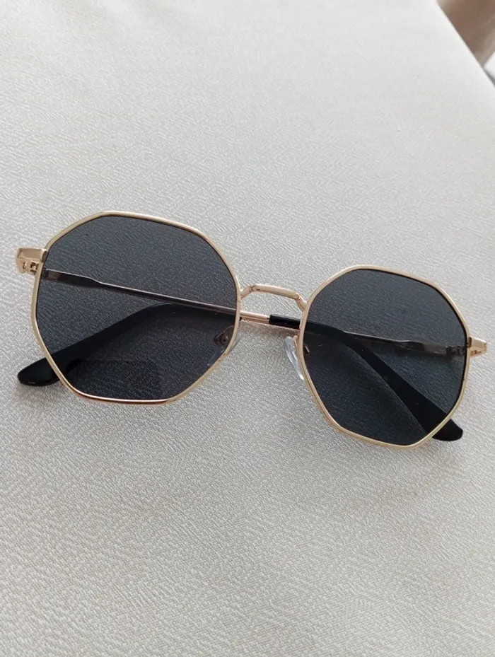 Paire de lunettes de soleil neuve