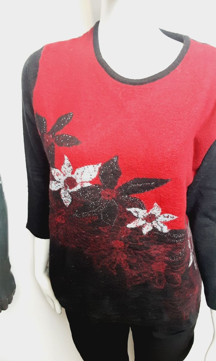 Haut / pull 50 % laine rouge et noir motif fleuri pour femme Taille 36 / 38 - photo numéro 4