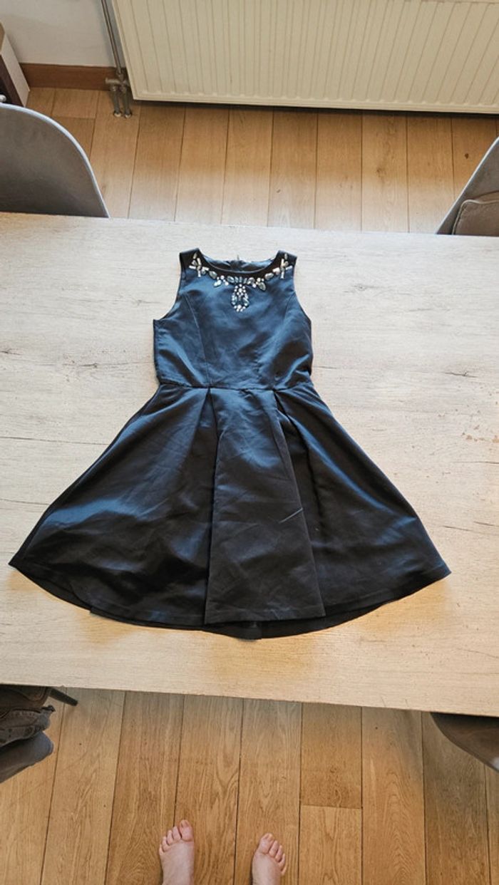 Robe courte, habillée bouffante, noire, sans manche, avec pierres, H&M, taille XXS, jamais mise - photo numéro 2