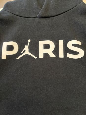 Sweat à capuche Jordan Paris taille 12-13 ans.