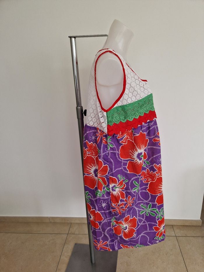 Robe polynésienne violette à fleurs rouge avec détail dentelle - photo numéro 5