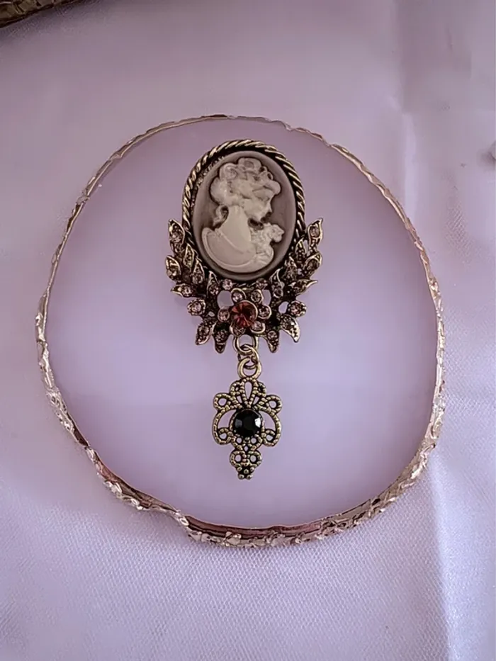 Broche dorée effet vintage avec camée et bijoux - photo numéro 2