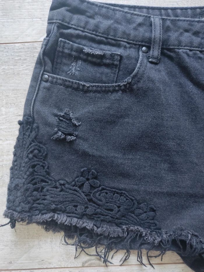 Short en jeans noir cropped broderie fleurie taille 42 Jennyfer - photo numéro 3
