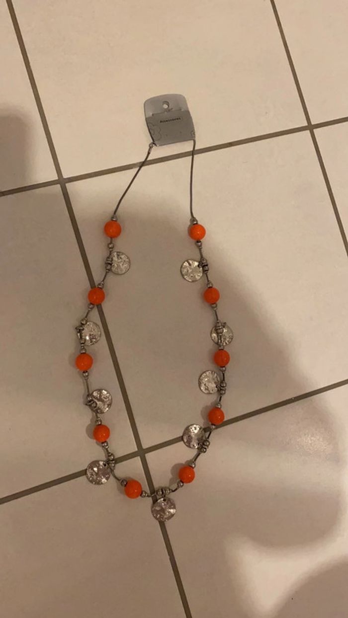 Collier sautoir orange et métal - Neuf