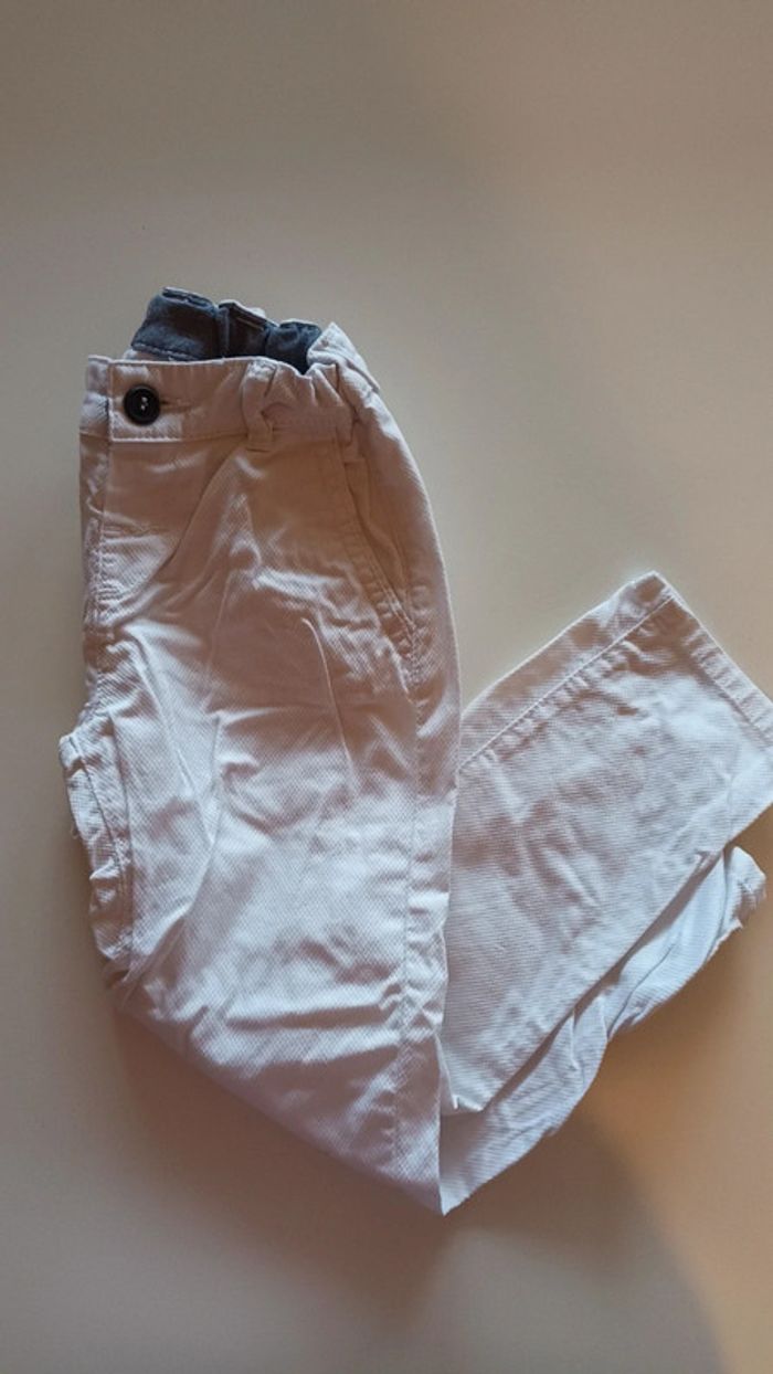 Très beau Pantalon blanc en très bon état Pour garçon 4 ans