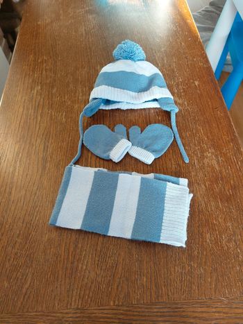 Ensemble bonnet écharpe et mouffles
