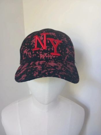Casquette NY rouge et noire – Taille unique – Très bon état