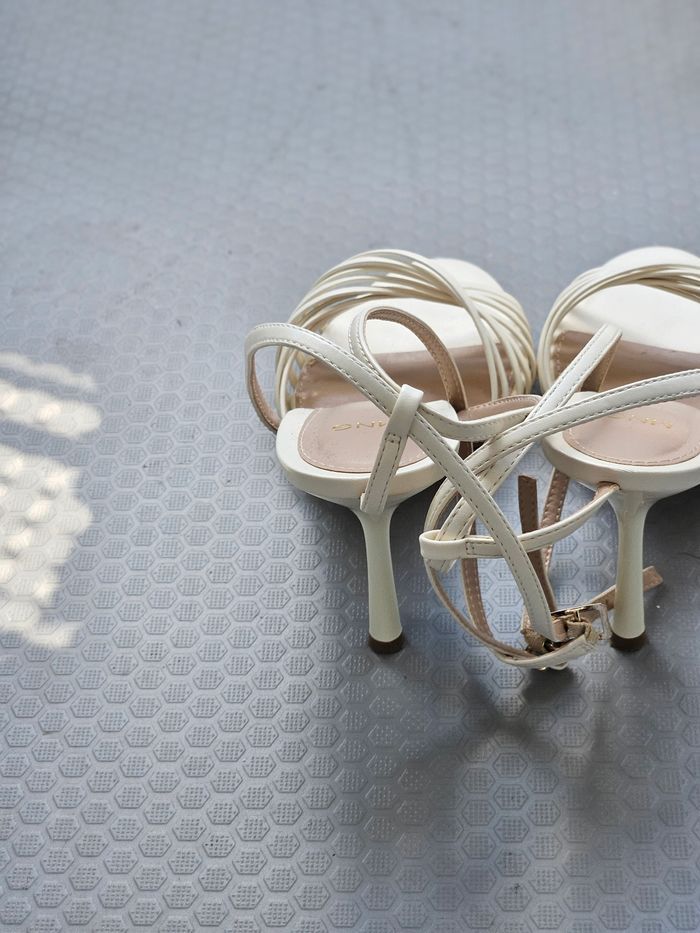 Vends sandales talons - photo numéro 4