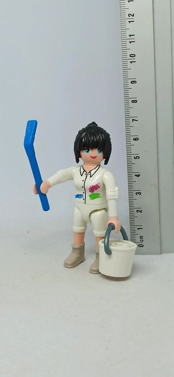 Femme peintre avec seau et pot de peinture playmobil