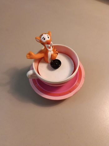 Une figurine RARE Disney Tigrou dans tasse rose