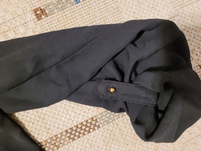 Blouse Noire Élégante | Détails Dorés & Manches Ajustables | ATMOSPHERE (T34) ✨ - photo numéro 3