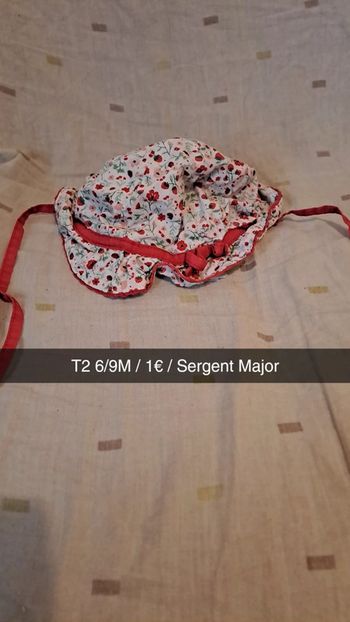 Chapeau à fleurs rouge