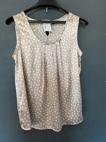 Blouse beige à pois blancs