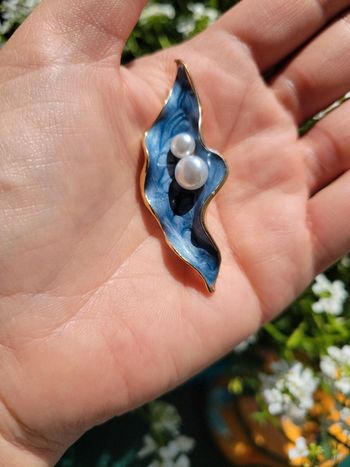 Broche feuille bleue et perles blanches