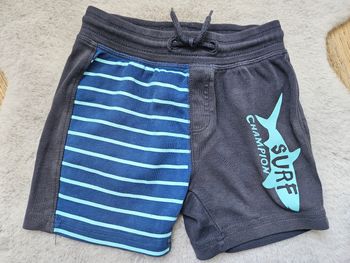 Short court gris et bleu avec impression Kiabi 5 ans