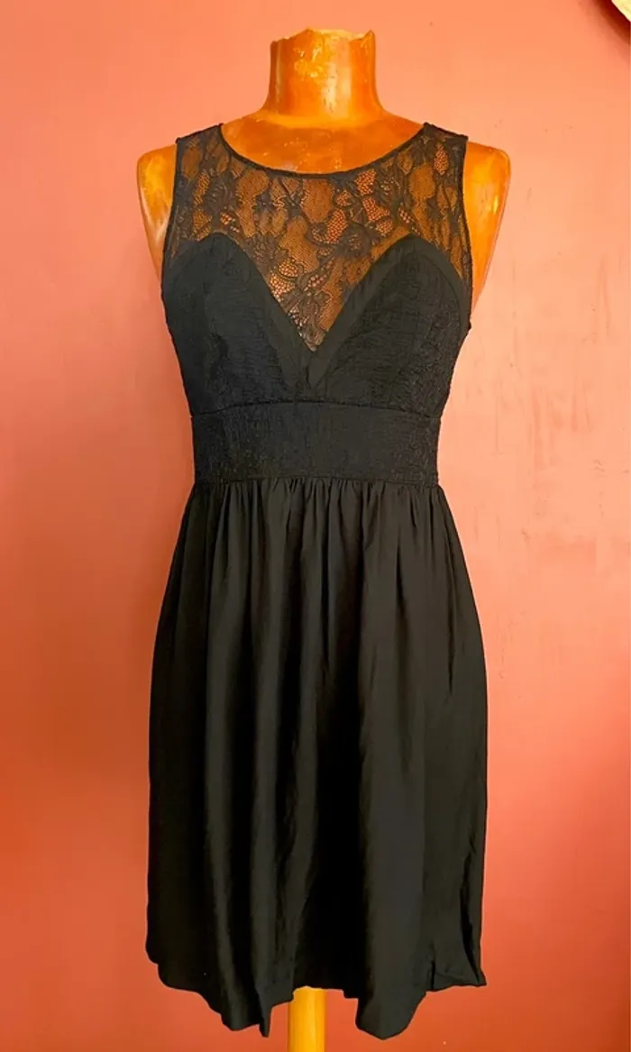 Élégante petite robe noire dentelle