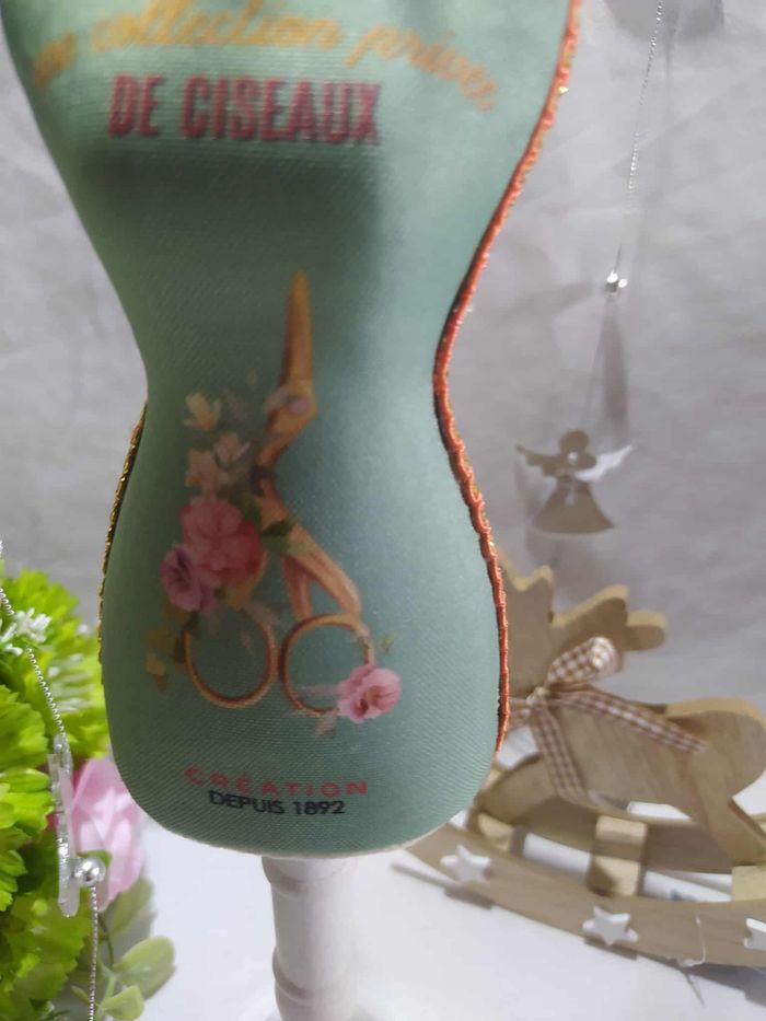 Présentoir buste de couture à bijoux en bois - photo numéro 5