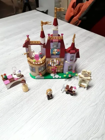 Lego château la Belle et la Bête