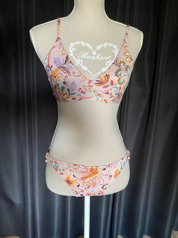 Maillot de bain deux pièces à motifs floraux et perles