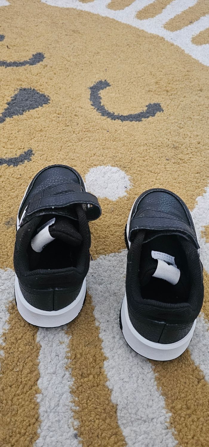 Baskets Adidas pointure 25 - photo numéro 3