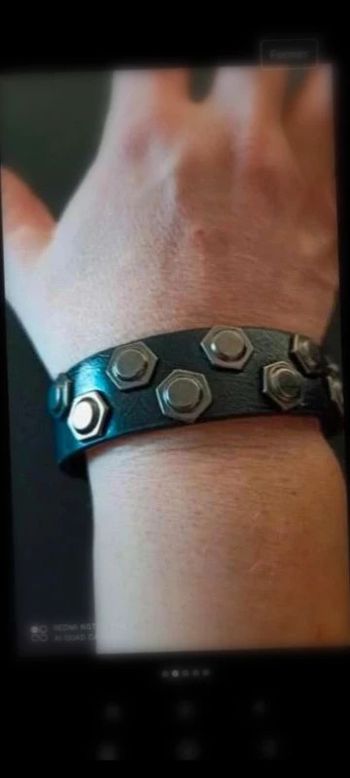 Bracelet noir  clous  gris pression pour femme - Fantaisie  chic et  tendance,  un  must-have