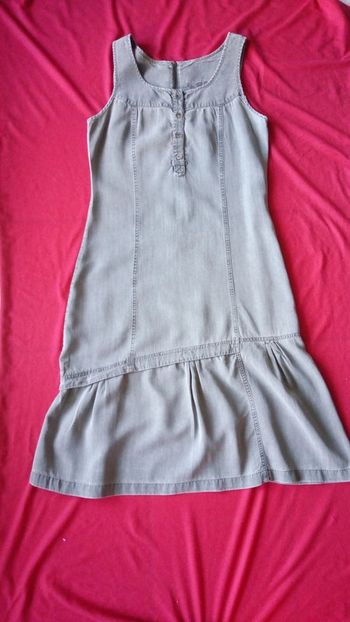 Robe longue grise sans manche