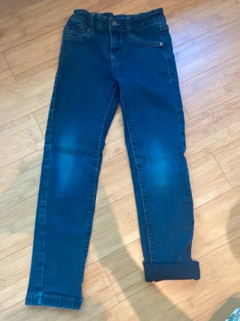 6 ans - pantalon matière jeans doublé avec élastique de réglage à l’intérieur.