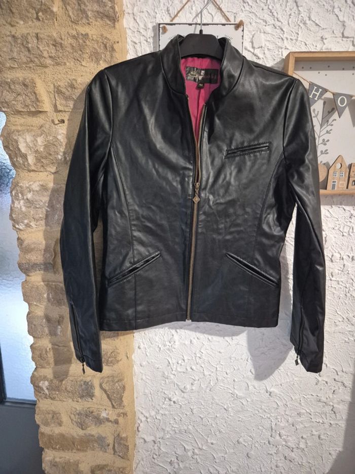 Très jolie veste cintrée noire en simili cuir Straboski taille 40