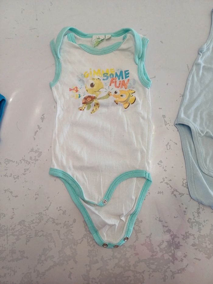 Lot 3 bodies sans manche Garçon 6 mois Disney très bon état - photo numéro 5