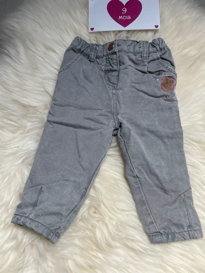 9 mois - Pantalon gris - photo numéro 2